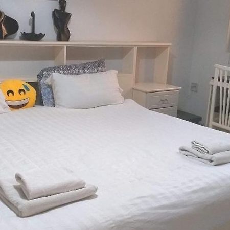 Private Room In Wonderful Sea View Apartment San Pawl il-Baħar Værelse billede