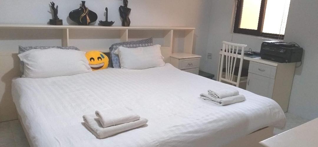 Private Room In Wonderful Sea View Apartment San Pawl il-Baħar Værelse billede